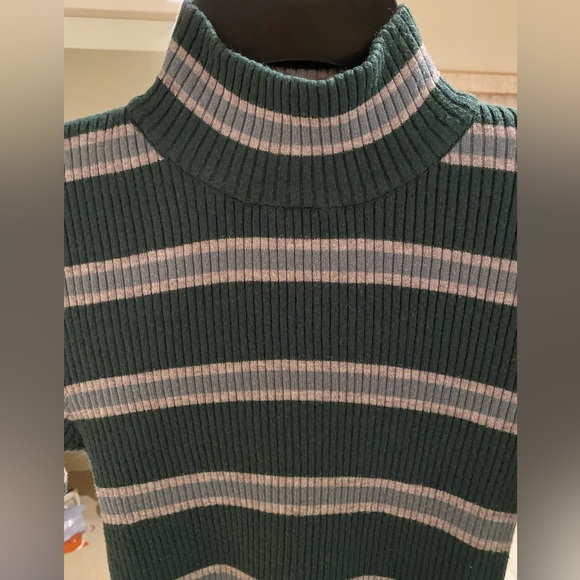 Striped turtleneck sweater by Sky and Sparrow. Size medium - Picture 4 of 10